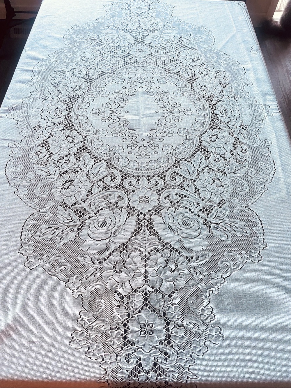 Vintage Lace Oval Tablecloth Rose Pattern w Center Medallion Antique White 60x84